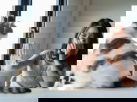 Une femme allergique repousse son chat loin d'elle