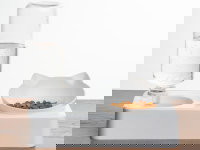 Une gamelle de nourriture et une fontaine à eau pour chat