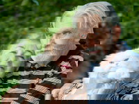 Un couple de retraités avec un chat Persan de couleur blanche.